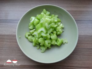 Sałatka z selerem naciowym i ananasem 13