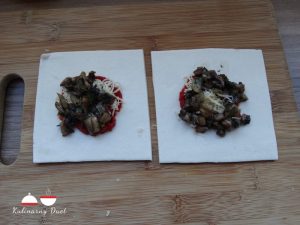 Ciastka z ciasta francuskiego na słono z pieczarkami 8
