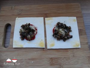 Ciastka z ciasta francuskiego na słono z pieczarkami 9