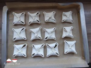 Ciastka z ciasta francuskiego na słono z pieczarkami 11