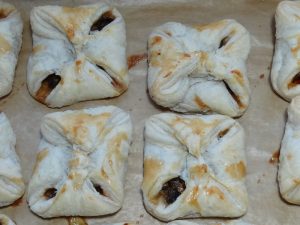 Ciastka z ciasta francuskiego z jabłkiem 17